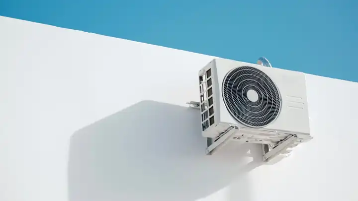Groupe extérieur de climatisation split fixé en façade d’immeuble