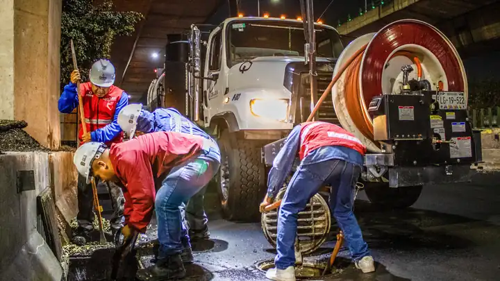 Hydrocureuse haute pression utilisée pour le curage d’une canalisation