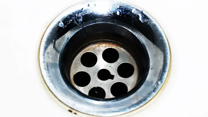 Bonde d’un évier de cuisine bouché avec de l’eau stagnante