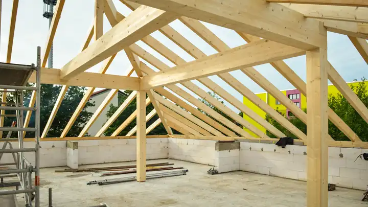 Ossature et charpente bois d’une extension de maison en cours de montage