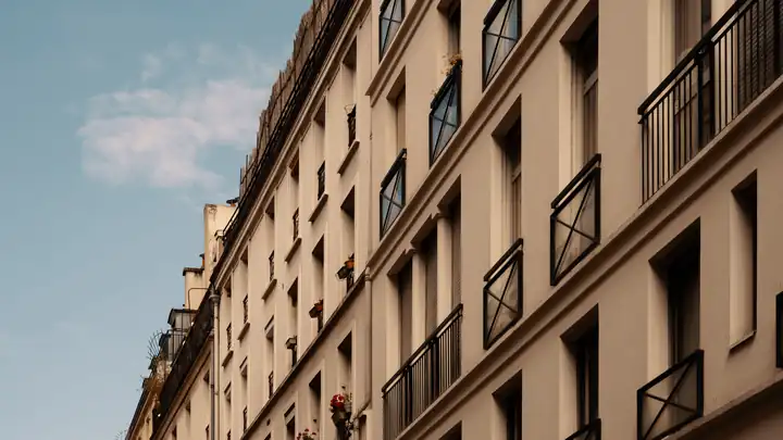 Façade d’un immeuble haussmannien à Paris, typique des dégâts des eaux en copropriété
