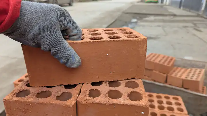 Mur de façade en briques avant pose d’une isolation thermique par l’extérieur