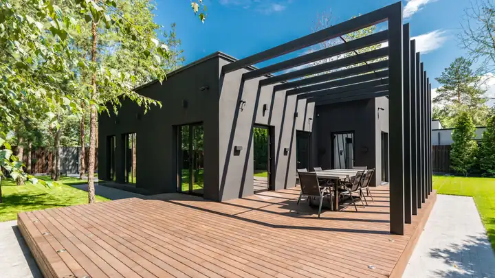Pergola aluminium gris anthracite sur une terrasse en bois de maison