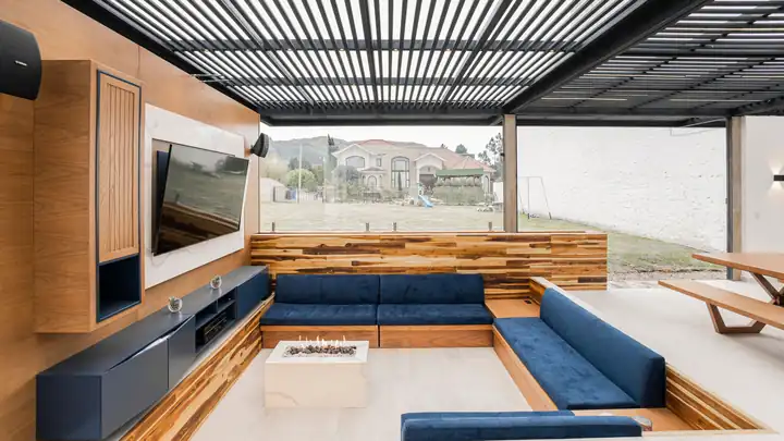 Pergola bioclimatique en aluminium avec lames orientables entrouvertes