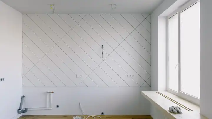 Appartement parisien en cours de rénovation intérieure, murs et sols en travaux