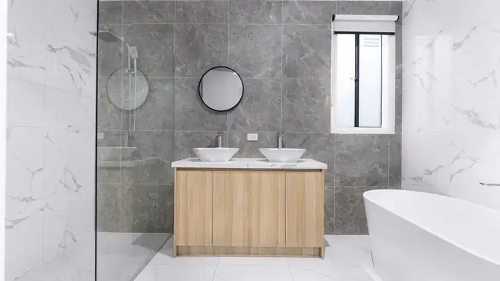 Salle de bains rénovée avec colonne de douche chromée et mitigeur thermostatique