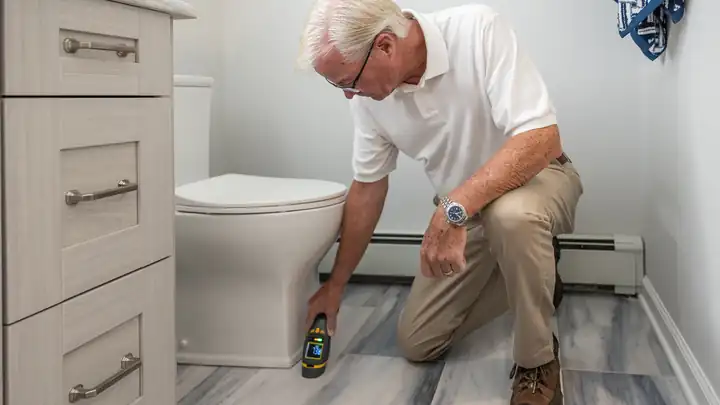 Plombier en intervention sur des toilettes bouchées dans une salle de bain
