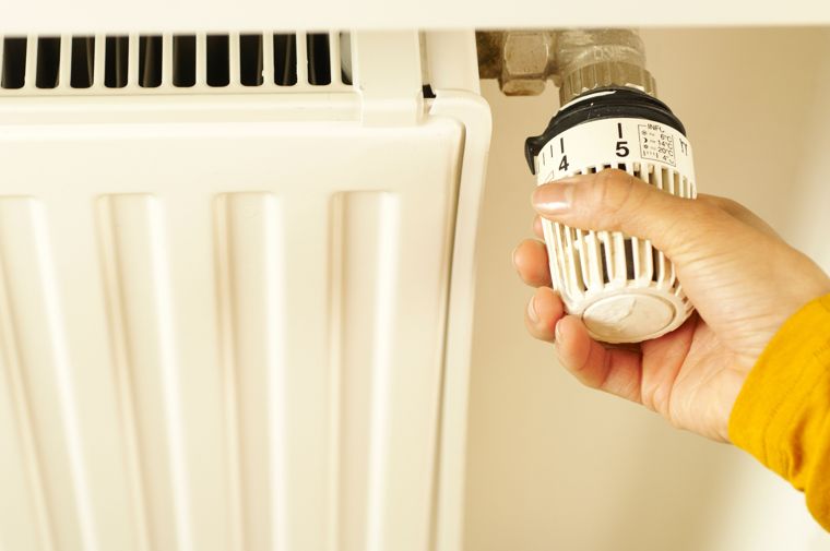 Radiateur en fonte avec robinet thermostatique dans un appartement