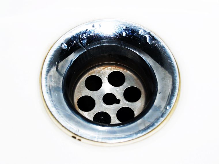Évier de cuisine bouché avec de l’eau qui stagne au-dessus de la bonde