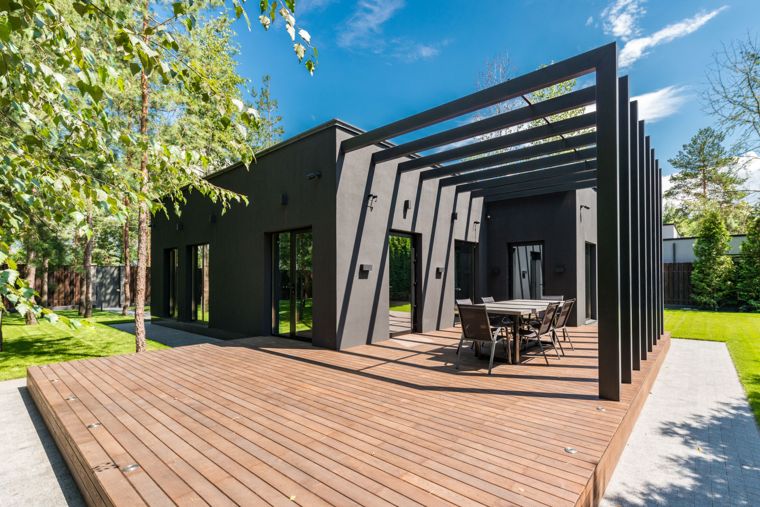 Pergola en aluminium installée sur une terrasse en bois