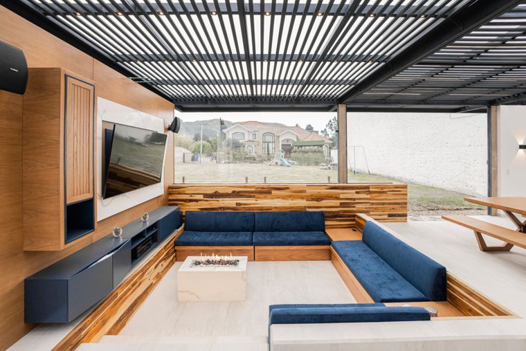 Pergola bioclimatique à lames orientables en aluminium au-dessus d’une terrasse