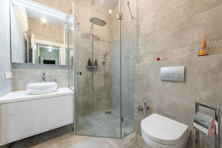 Salle de bain rénovée avec douche à l’italienne et carrelage grand format