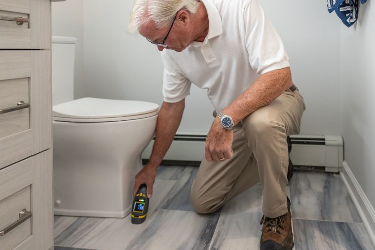 Débouchage de WC par un plombier en Seine-Saint-Denis (photo d’illustration)