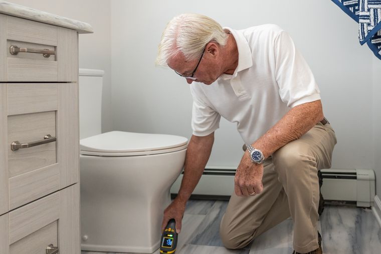 Débouchage de WC par un plombier à Villepinte (photo d’illustration)